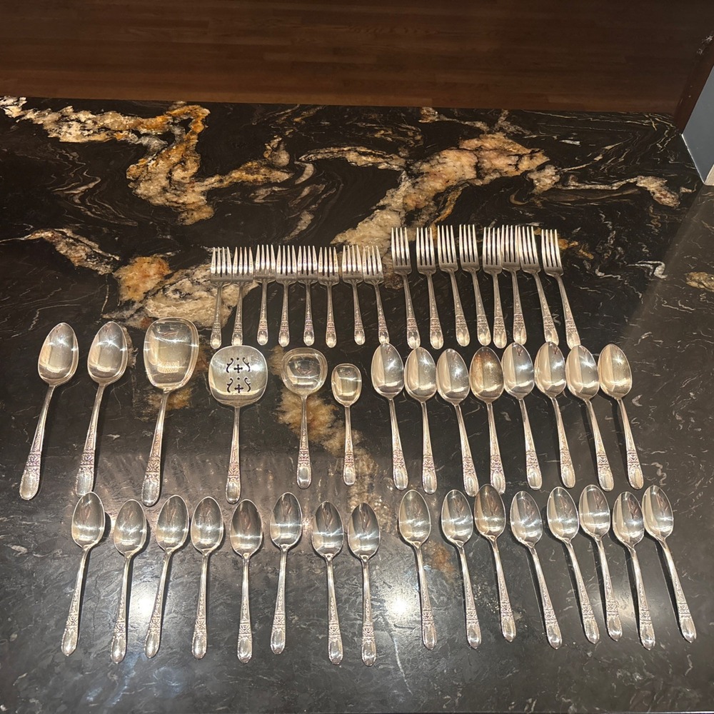 Lot of 46 pcs Wallace Sweetheart II - Hollywood II XXXX Silverplate Flatware Set